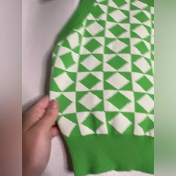 Cider Green and White Geometric Knit Cropped Sweater Vest Medium - Picture 7 of 7